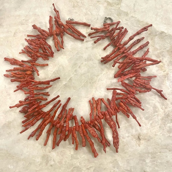 Coral twig statement necklace - Picture 6 of 16